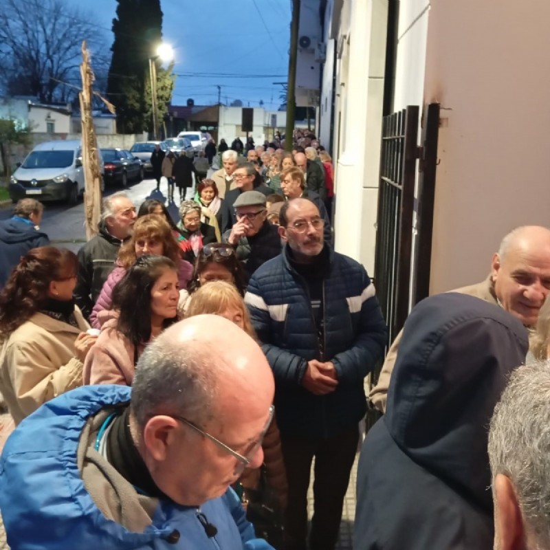 Hubo tres cuadras de colas al ingreso