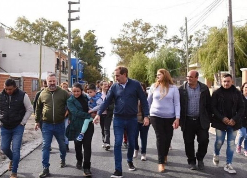 El ex intendente Julio Garro caminando la 600