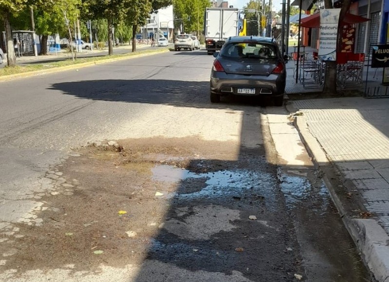 Comenzó en la era Garro y perdura en el tiempo: Piden el arreglo de un bache sobre la avenida 7