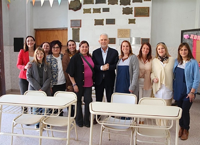 Alak entregó mobiliario y visitó escuelas donde se realizarán obras para más de 1.400 estudiantes