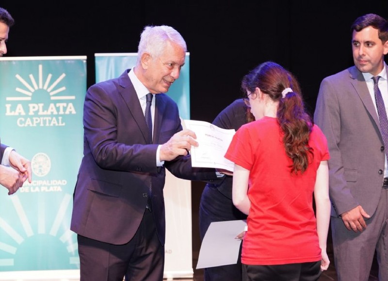 Alak acompañó la premiación a los mejores promedios secundarios y de educación para adultos