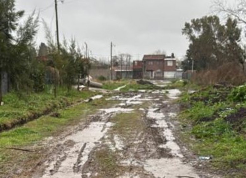 Necesitan que les arreglen la calle para entrar y salir de sus viviendas cuando llueve