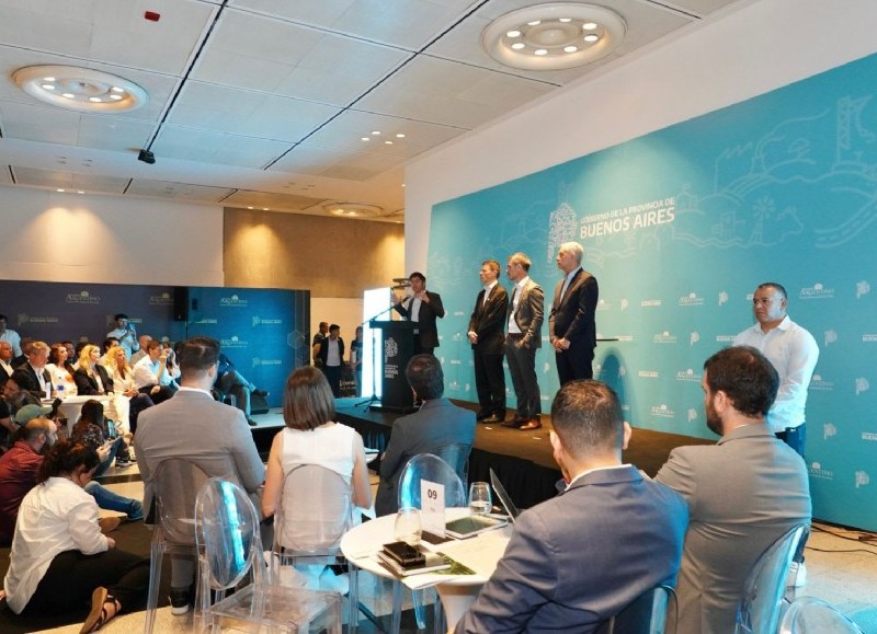 Axel y Alak junto en un encuentro de desarrollo provincial