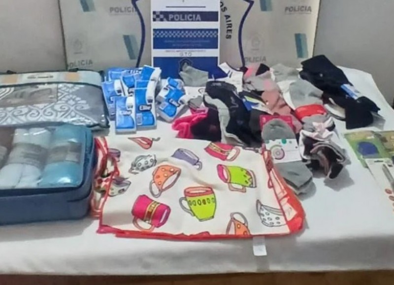 Tres detenidos por vender soquetes casa por casa en Aeropuerto