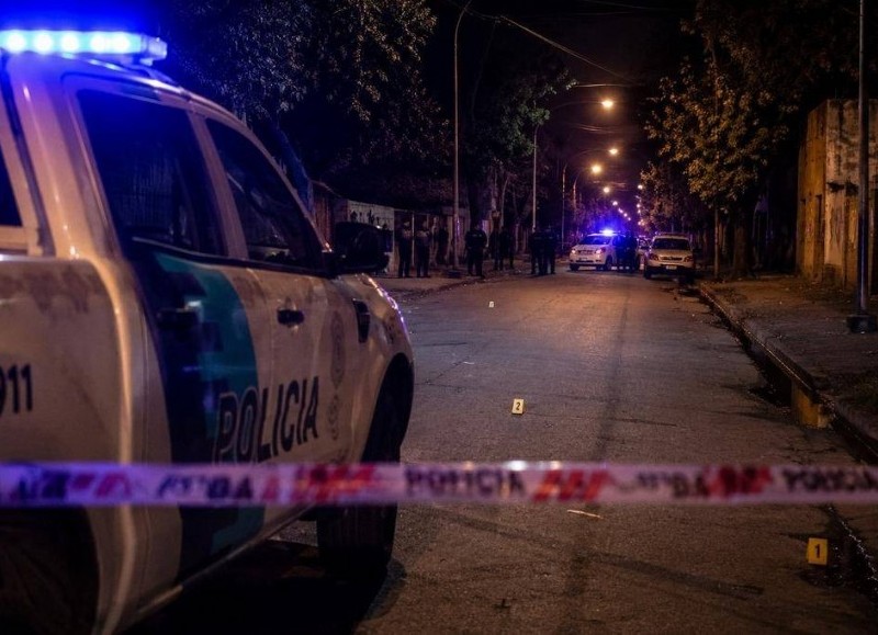 Berisso: Quiso evitar una discusión y lo corrieron a los tiros en el barrio El Carmen
