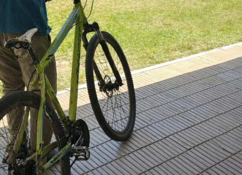 Le robaron a un laburante su único medio de transporte: Se busca bicicleta