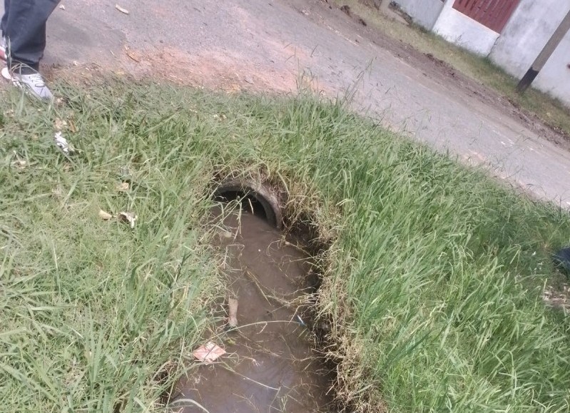 Operarios de la Delegación de Altos de San Lorenzo trabajaron en el Barrio Los Robles destapando zanjas