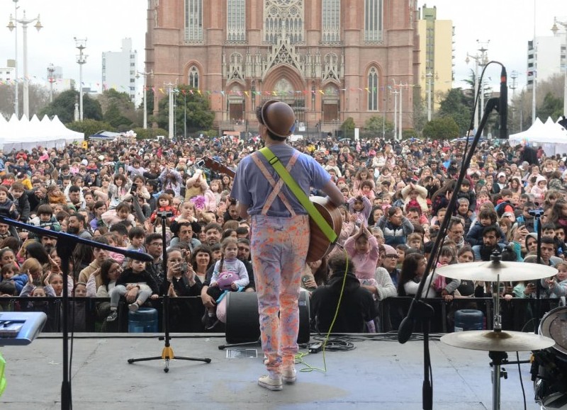 Plaza Moreno se llenó de color en la segunda jornada de festejos por el Día del Niño