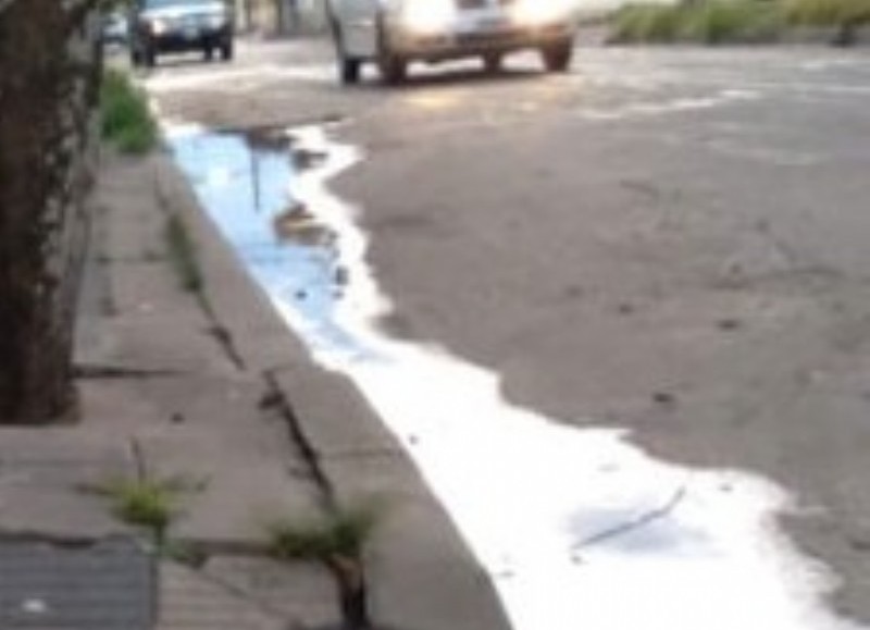 78 entre 115 y 116: Una pérdida de agua complica el servicio en hogares