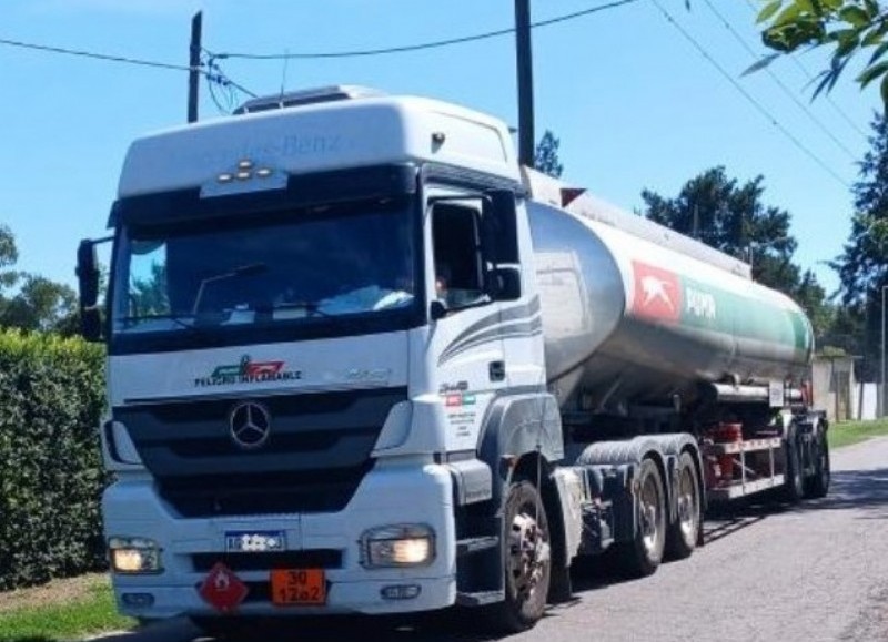 Quejas de vecinos por el paso de tránsito pesado por frágiles calles que no soportan el uso diario