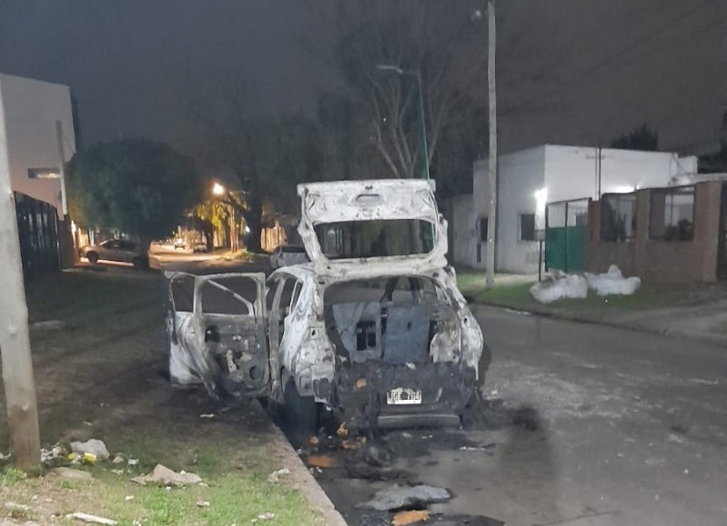 Se incendió un auto en Altos de San Lorenzo
