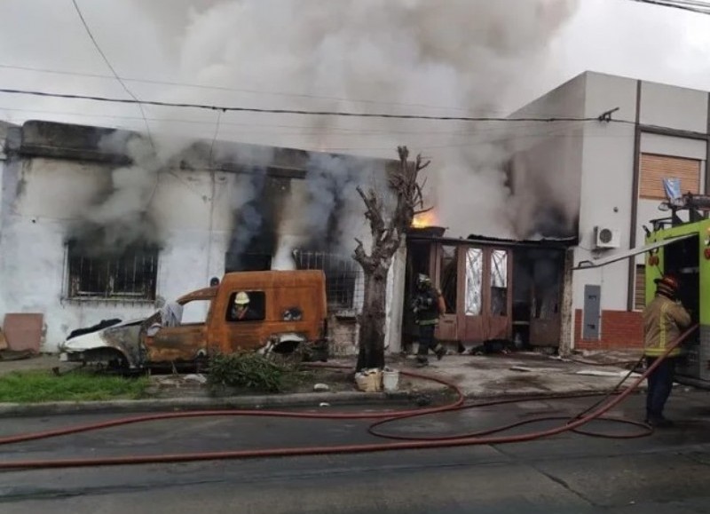 Feroz incendio en una vivienda a metros de la Circunvalación