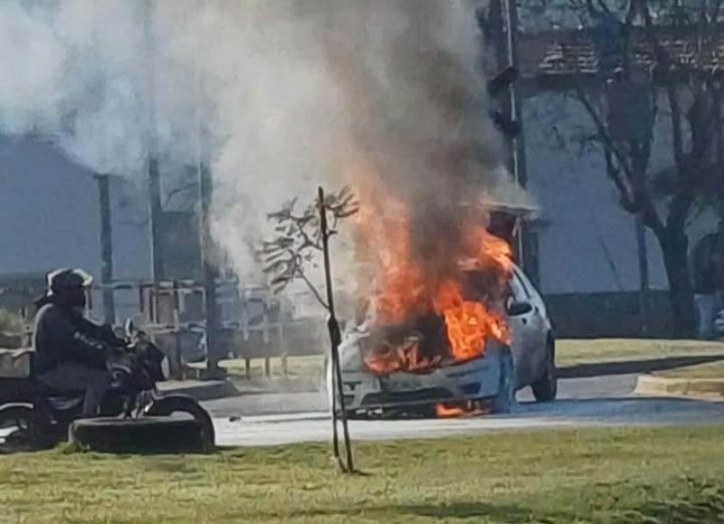 Se incendió un auto en plena Circunvalación