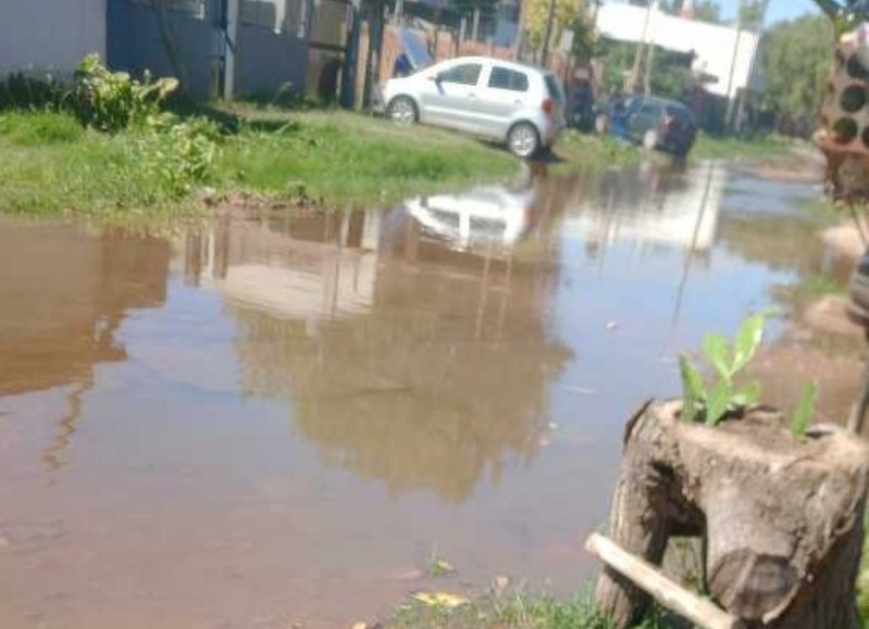 El drama de vecinos por calles que se inundan a la espera de obras públicas