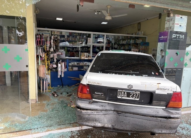Un auto se metió adentro de la Farmacia Belardinelli en Aeropuerto