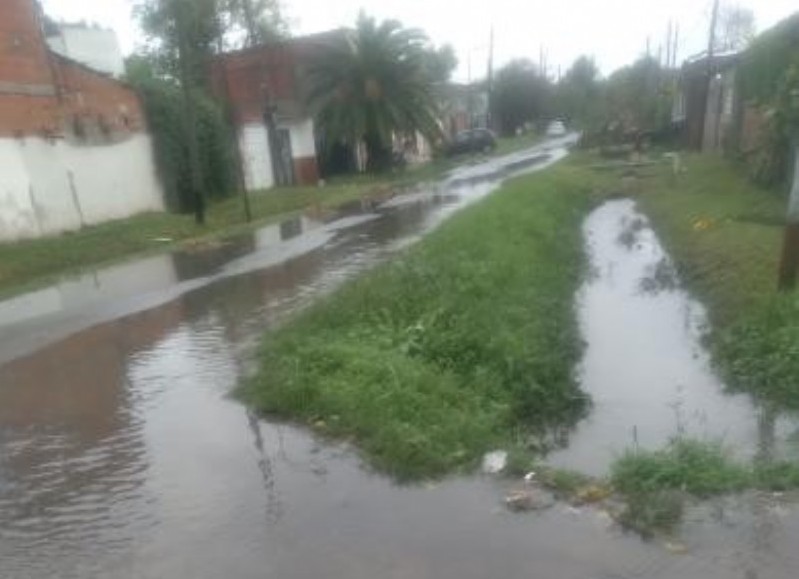 Retiro de zanja complicó la calle 20 de 85 a 90 que lucio semi tapada de agua durante las lluvias