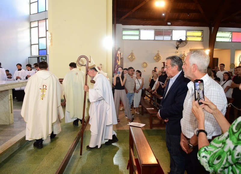 Alak participó de la consagración del altar en la Parroquia San Antonio de Padua