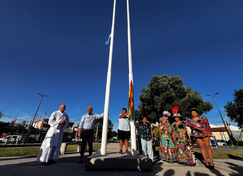 Tolosa: Reinauguraron la Plaza Nuestra Señora de Copacabana en Tolosa