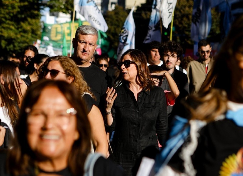 Ariel Archanco y Florencia Saintout en la marcha del 23 en La Plata