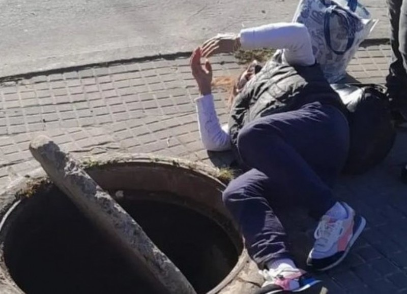 Cayó al pisar una tapa de alcantarilla floja en La Plata y terminó golpeada