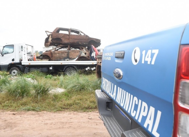 Nuevos operativos de remoción de autos abandonados en Abasto, Altos de San Lorenzo y Villa Elvira