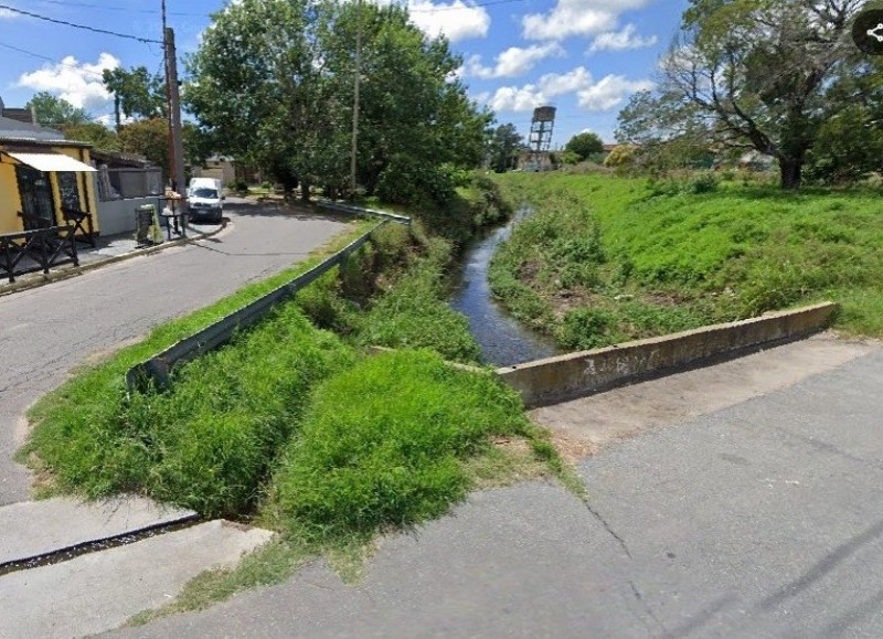 "Se está derrumbando la contención del arroyo" alerta en el Barrio de Salud