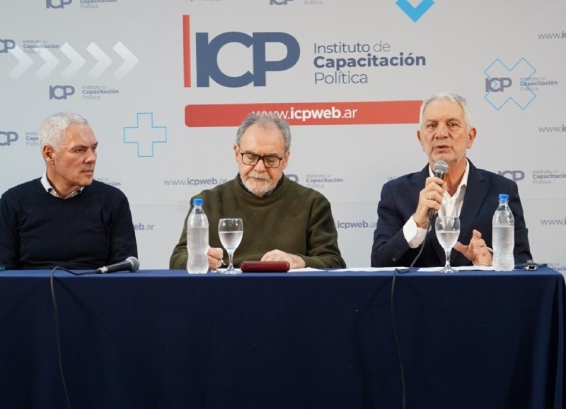 Alak y Cagliardi en una jornada de Capacitación Política hablaron de trabajo conjunto en la región
