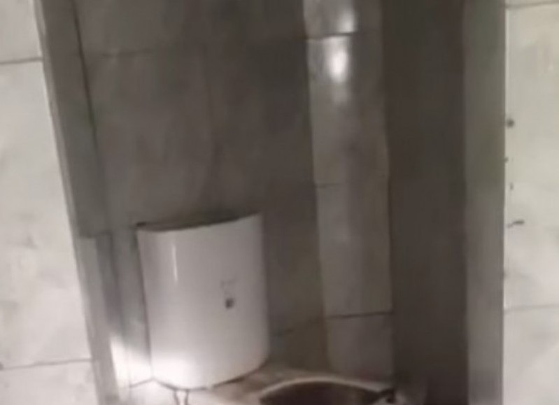 Vaya atrás el árbol o debajo de un puente: Baños del paseo del Bosque otra vez cerrados