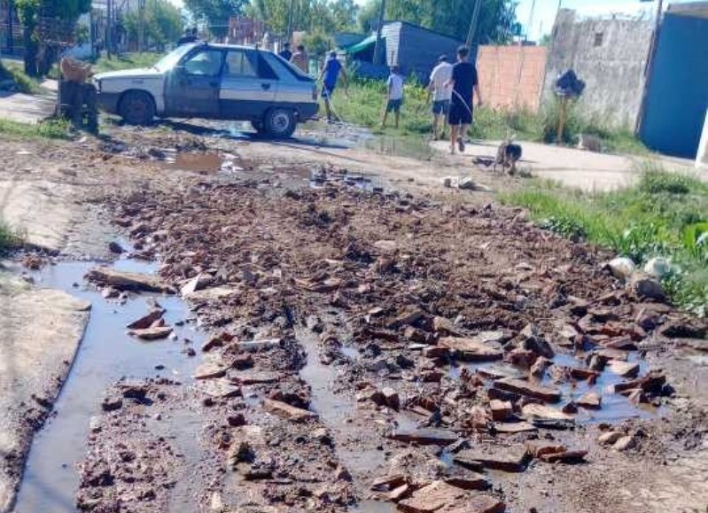 Vecinos tapan pozos a la espera de la finalización de obras hidráulicas que evitarían inundaciones