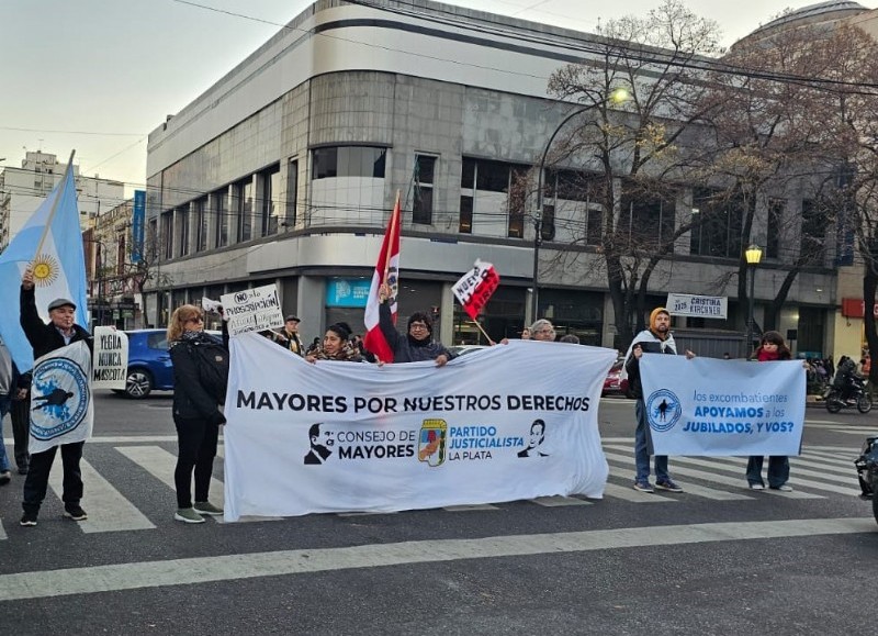 La movilización de los adultos mayores del miércoles en La Plata incluyó el apoyo a Cristina Fernández