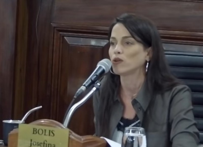 Identidad de género y los cartelitos de concejalas: Así fue el primer choque entre LLA y el peronismo en el Concejo Deliberante platense