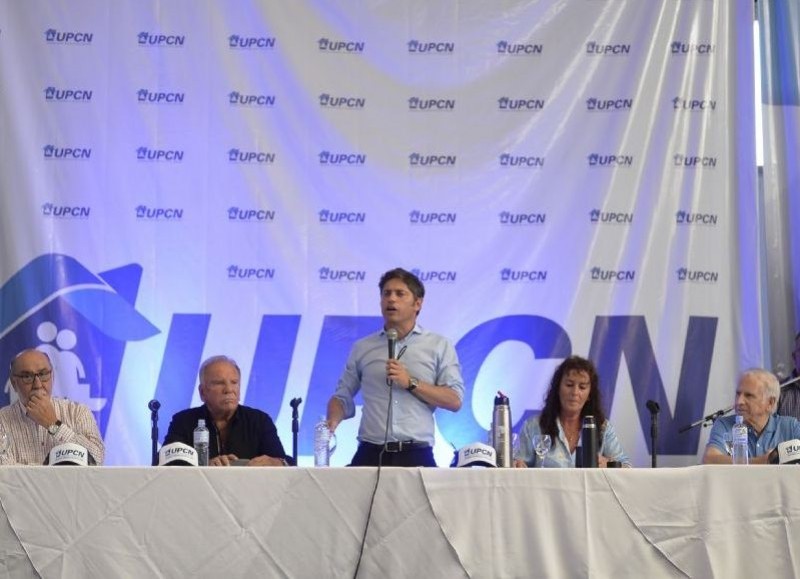 El gobernador se reunió en Los Hornos con los gremios