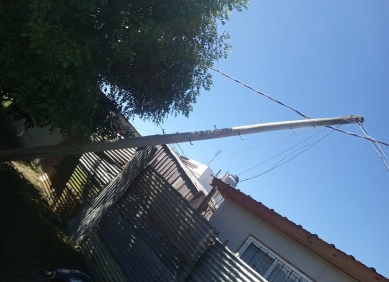 Asi estaba el poste inclinado sobre la casa