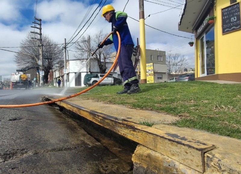 Ante los rumores de fuertes lluvias: Se reforzaron trabajos de limpieza en la ciudad