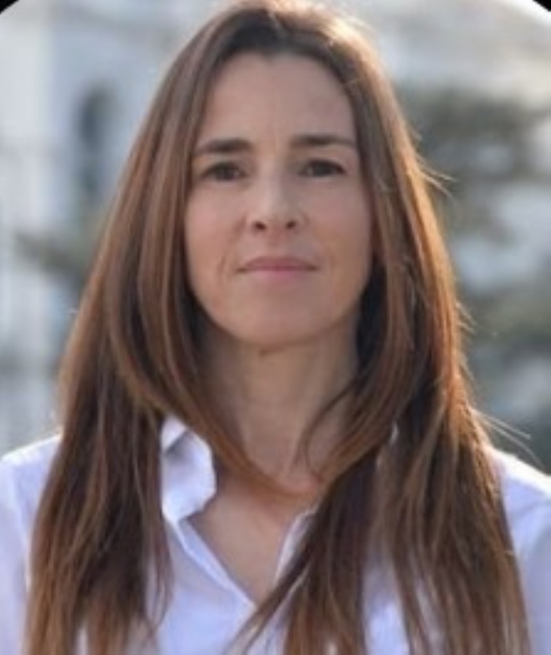 Sabrina Morales entre las personas que dejaron su lugar en el recinto