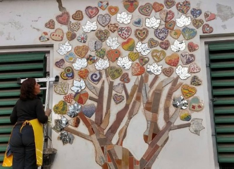 Mosaiquistas de Villa Elvira realizan murales en instituciones públicas