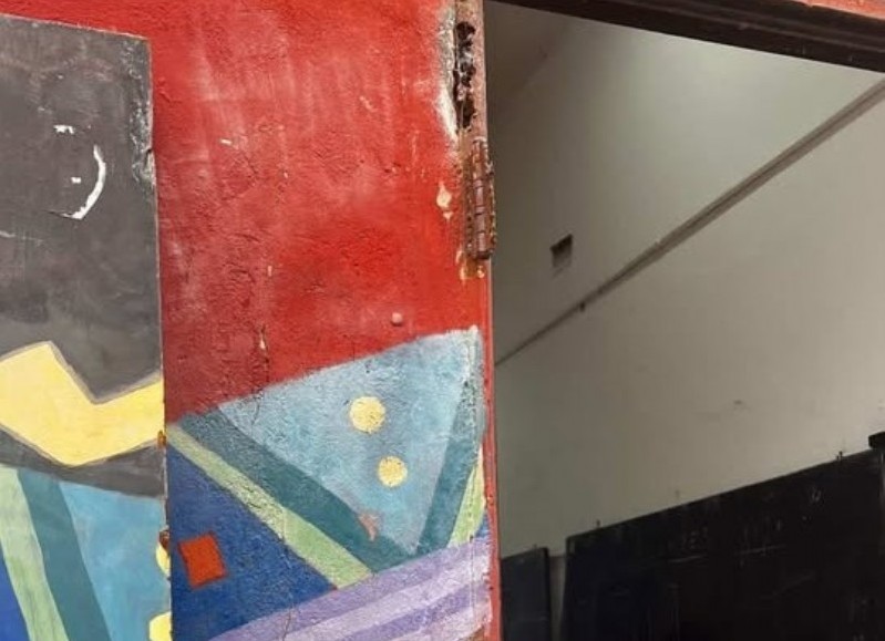 Alumnos de una secundaria platense van a cursar sin puertas y ventanas rotas: "Nos cagamos de frío"