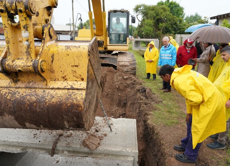 Alak supervisó el avance del conducto aliviador de Parque Sicardi