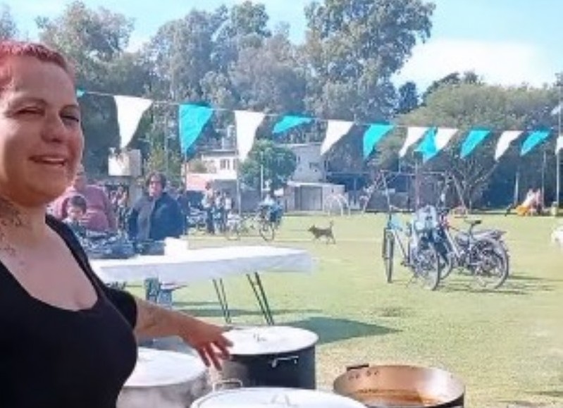 Locro para los vecinos en una plaza de Arturo Seguí por el día del trabajador