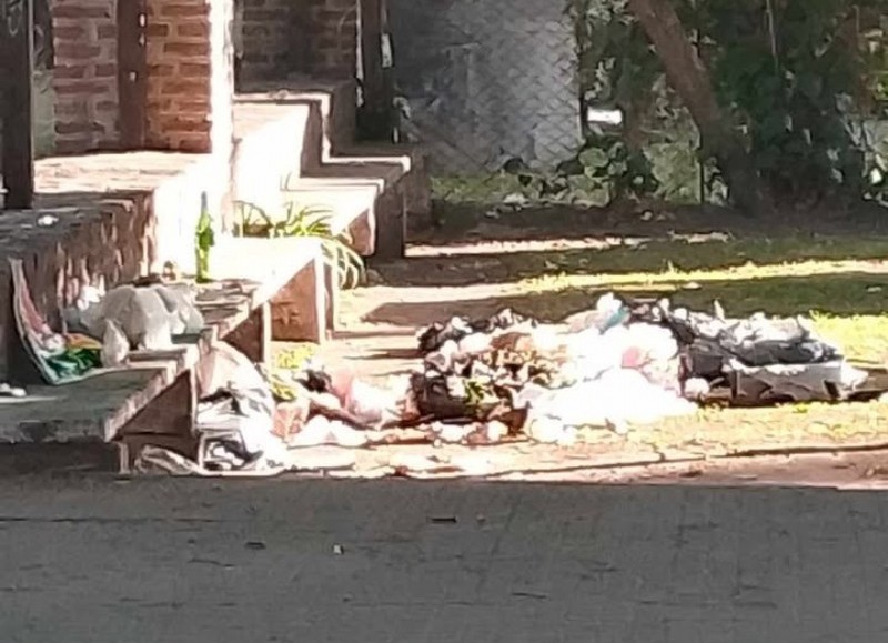 Restos de basura producto de la busqueda de gente necesitada