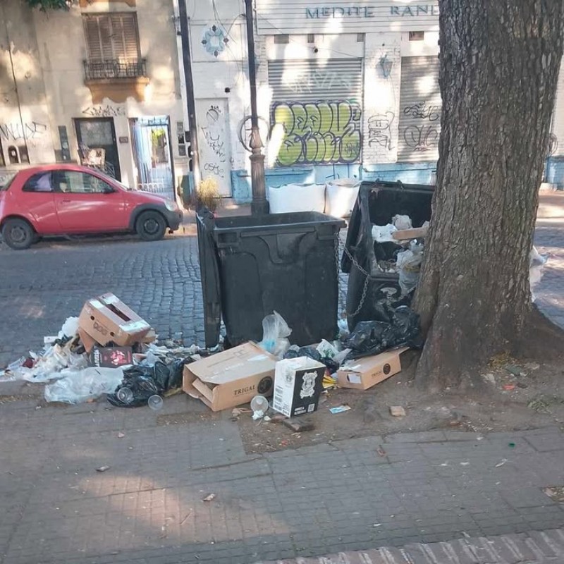 El canasto siempre está rebalsado de basura