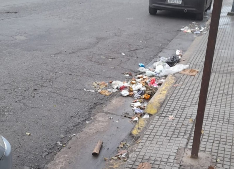 Bolsas abiertas por personas que buscan comida terminan rotas en la calle