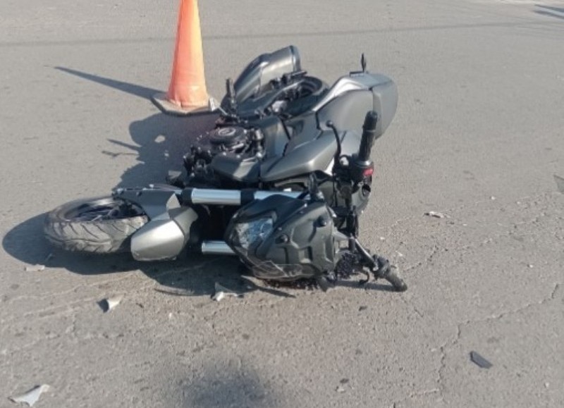 Accidente entre un auto y una moto en 1 y 75