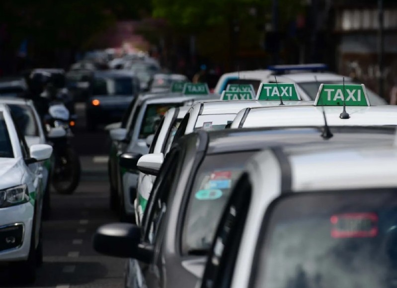 Taxistas platenses le piden a la comuna mayor control sobre el transporte ilegal: La falta de trabajo recrudece estas disputas