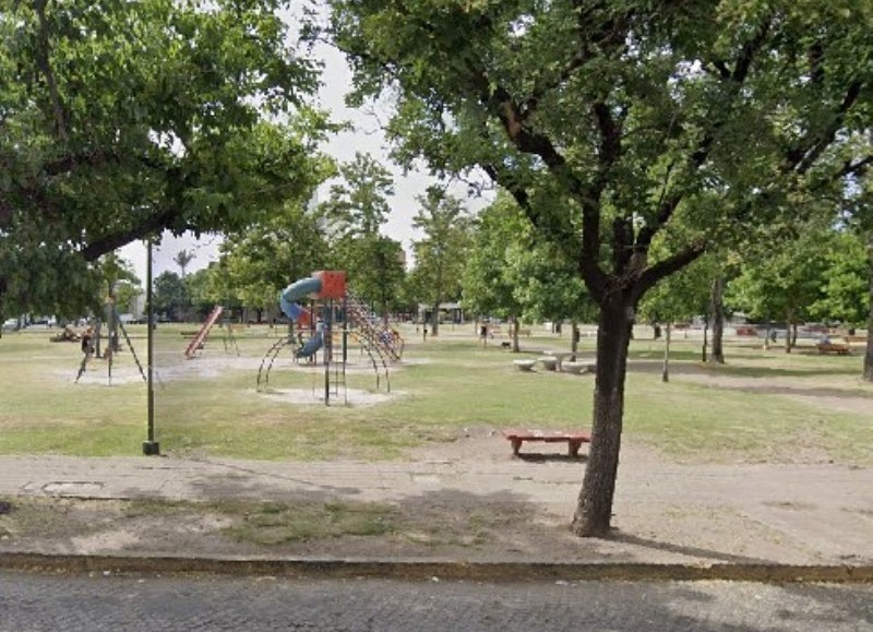 Se descompensó y falleció en Plaza España cuando decenas de vecinos estaban en el lugar