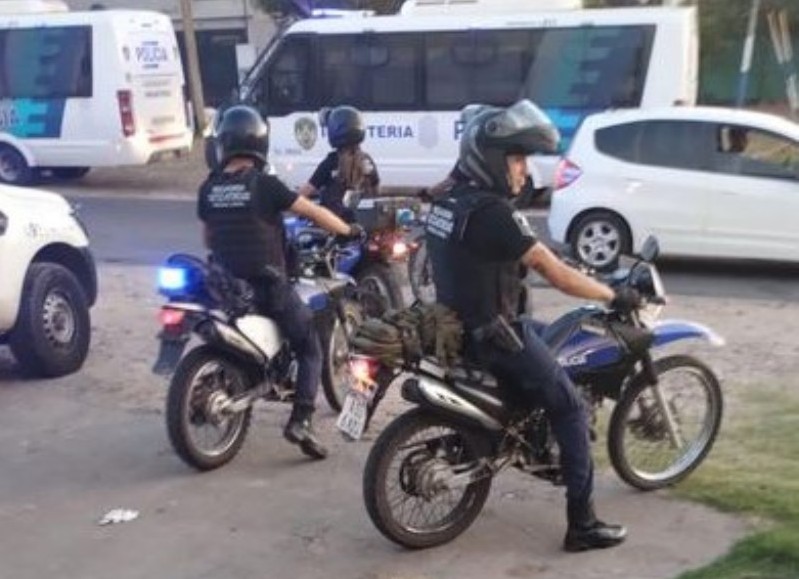 Detenido con arma y drogas a cien metros de la Escuela 59 de Villa Alba