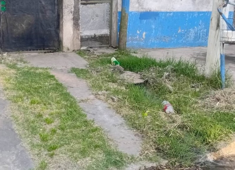 Hizo una zanja para sacar la caca de la vereda