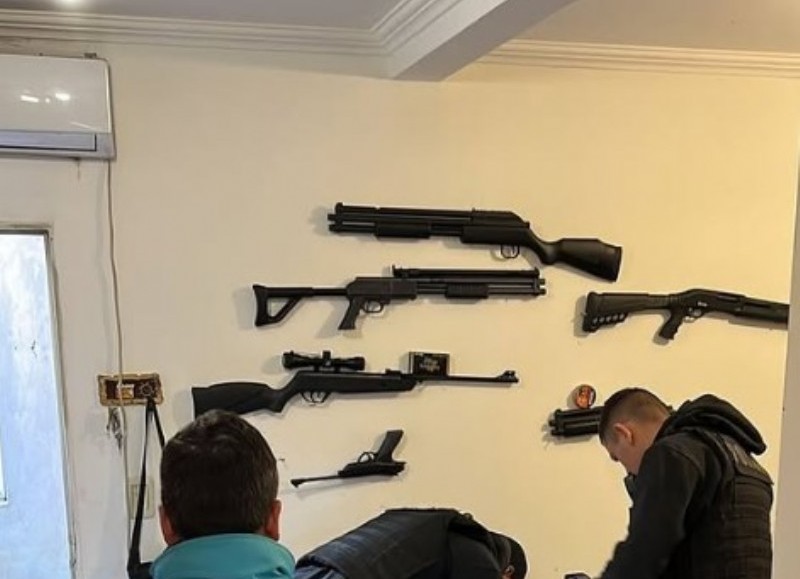 Había sido denunciado por amenazas: Le encontraron un arsenal