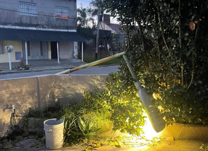 A familia de Villa Elvira se les cayó una luminaria dentro de la casa