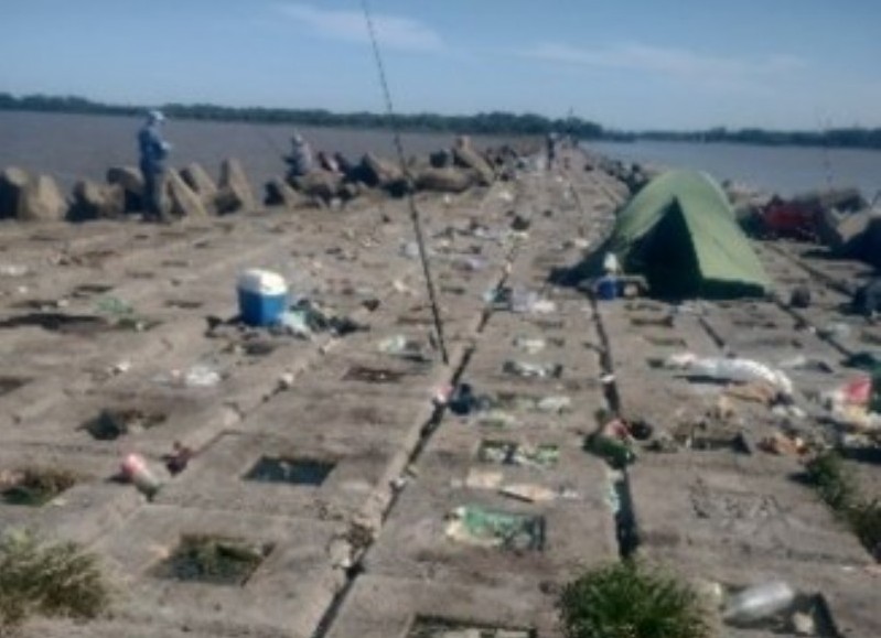 Berisso: La Isla Paulino, el paraíso del pescador tapado de mugre